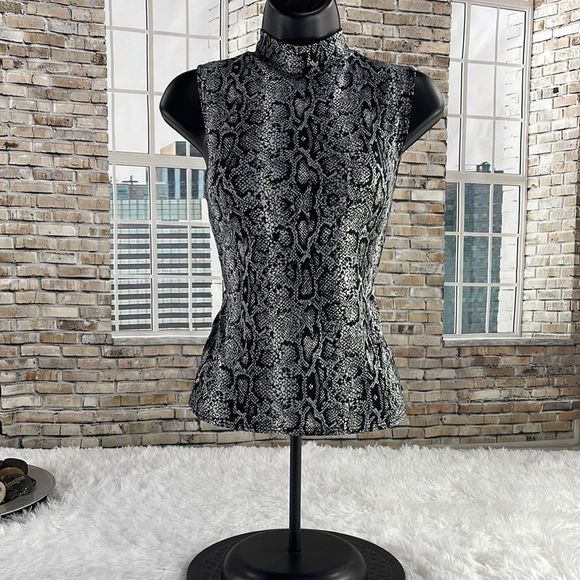 Olivia Rae Tops - Women’s Olivia Rae Black & White Sleeveless Classy Shirt (M) AS13